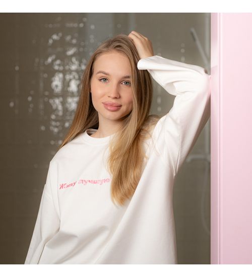Лонгслив Tiny Crazy розовый на модели — официальный мерч блогера
