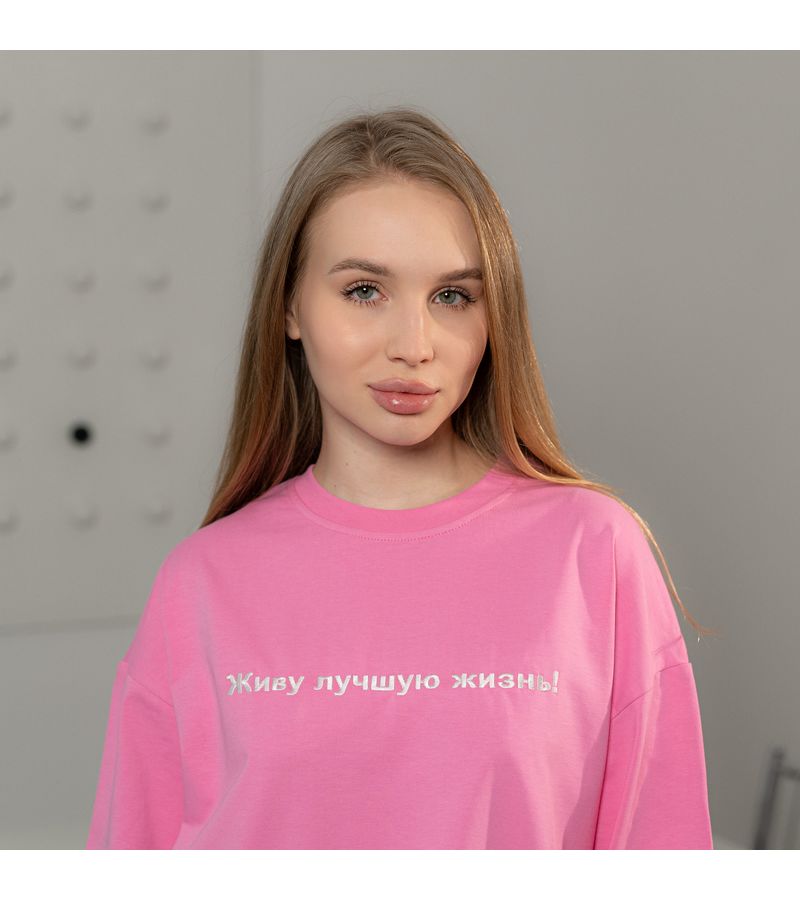 Лонгслив Tiny Crazy розовый на модели — официальный мерч блогера