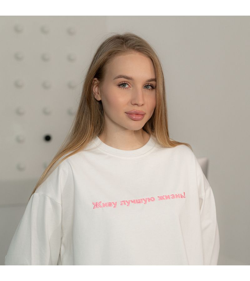 Лонгслив Tiny Crazy розовый на модели — официальный мерч блогера